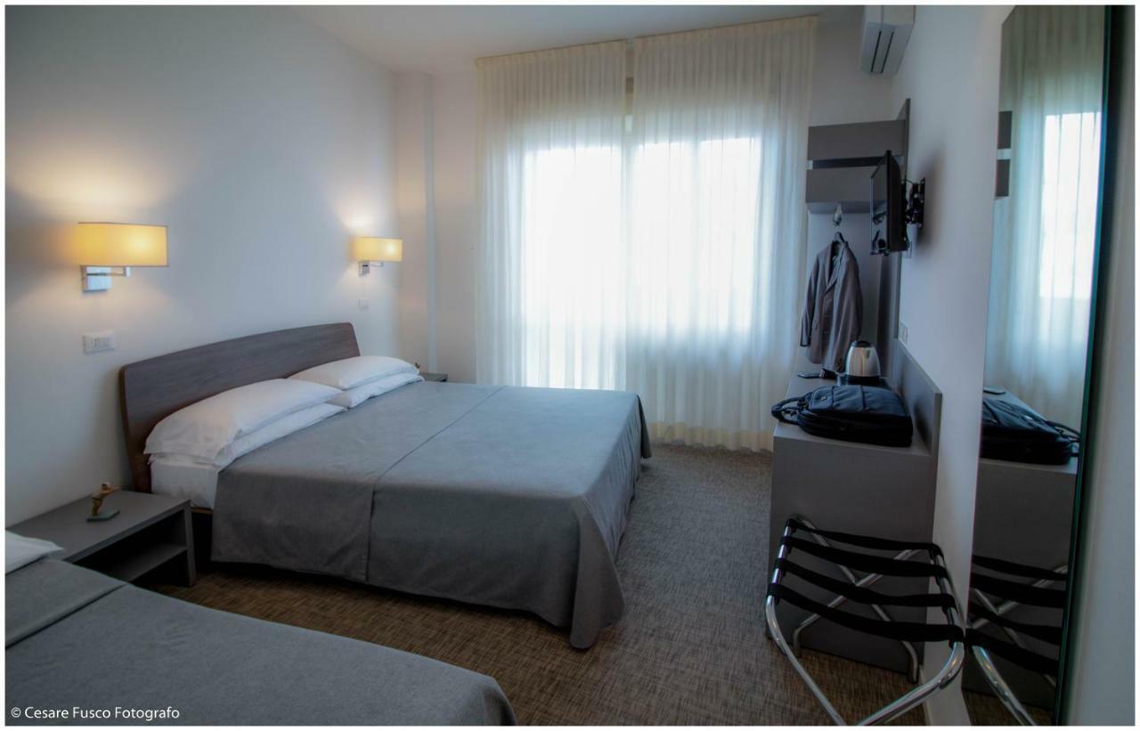 Hotel Caraibi Milano Marittima Exteriör bild